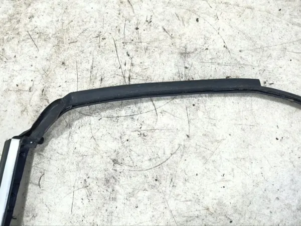 Joint de vitre latérale Maserati OE OEM 83114000 image 4