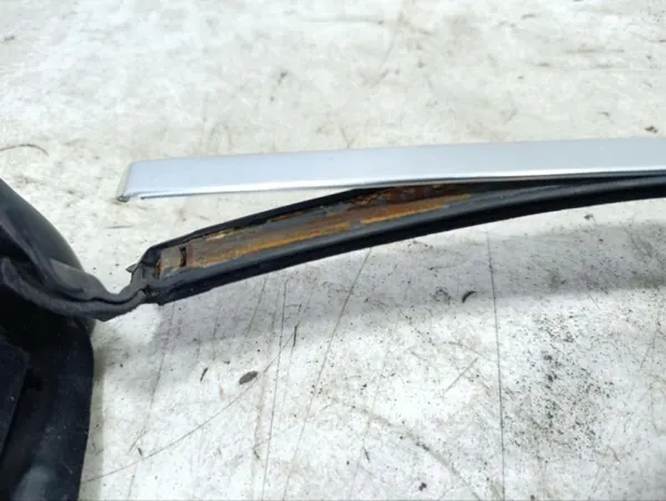 Joint de vitre latérale Maserati OE OEM 83114000 image 6