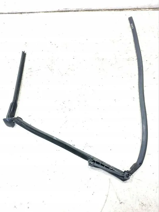Joint de vitre latérale Maserati OE OEM 83114000 image 8