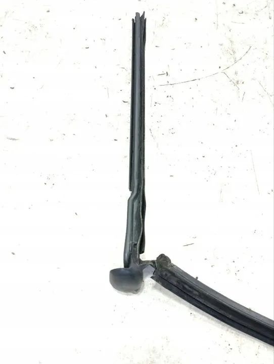 Joint de vitre latérale Maserati OE OEM 83114000 image 9
