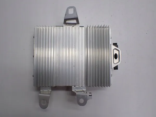 Tesla OEM 1507152-01-B Radiovahvistin Model Y:lle image 2