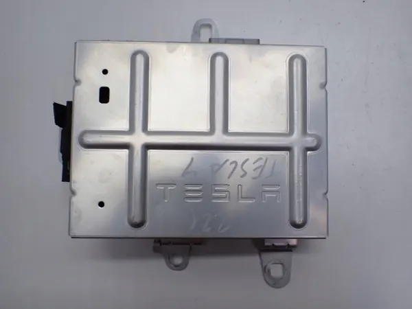 Tesla OEM 1507152-01-B Radiovahvistin Model Y:lle image 3