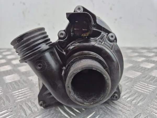 Vattenpump BMW 5 F10 F11 image 2