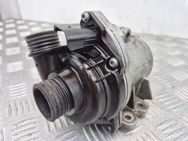 Vattenpump BMW 5 F10 F11 image 3