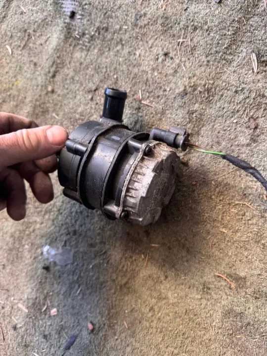 Pompe de circulation d'eau OEM 04L965567A VW Tiguan image 4