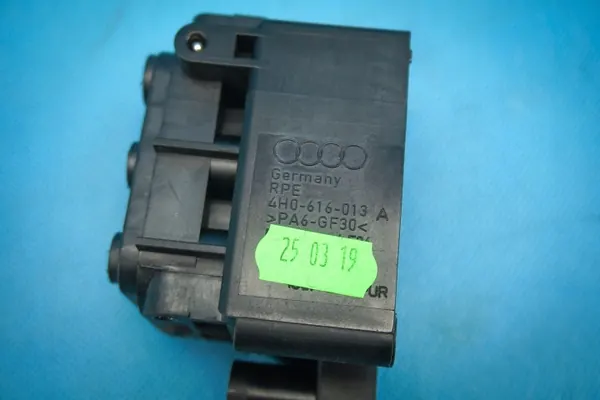 Conjunto de válvulas pneumáticas Audi OEM 4H0616013A Usado image 4