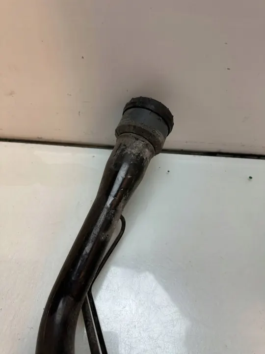 Pescoço de enchimento combustível Toyota OEM 764354 - Usado image 3