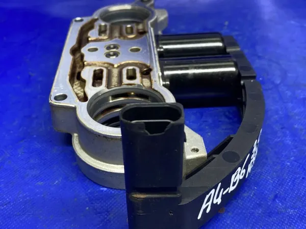 Régulateur de Distribution Droit OEM 06C103108D Audi image 5