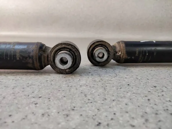 Hinterer Stoßdämpfer Set OEM 5QF513049T VW Tiguan II image 3