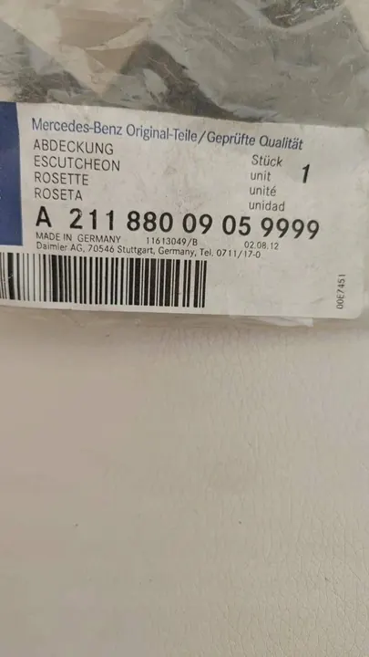 Mercedes E W211 Tapa de limpiaparabris delantera izquierda A2118800905 image 3