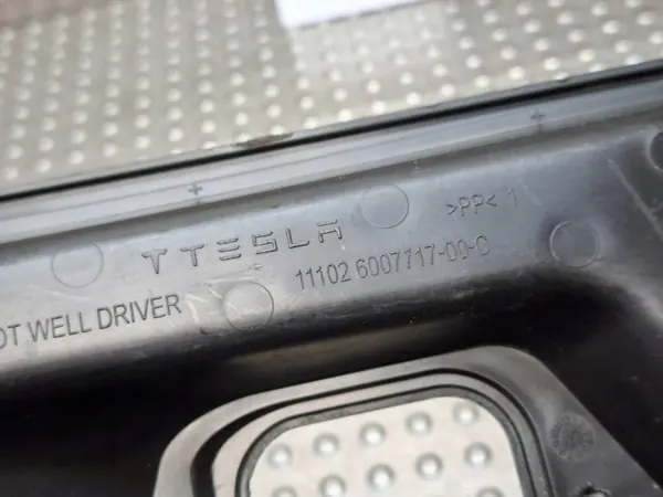 Tesla Model S Instrumentbräda plugg OEM S25165796 image 4