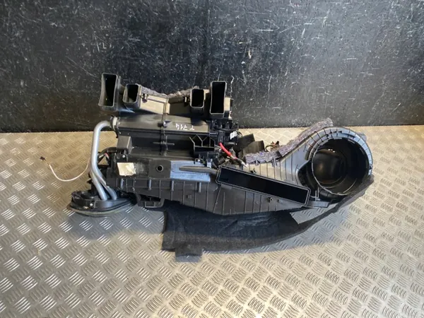 Carcasa del Soplador Mercedes OEM A2388304300 Usado image 2