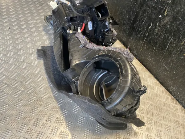 Carcasa del Soplador Mercedes OEM A2388304300 Usado image 3
