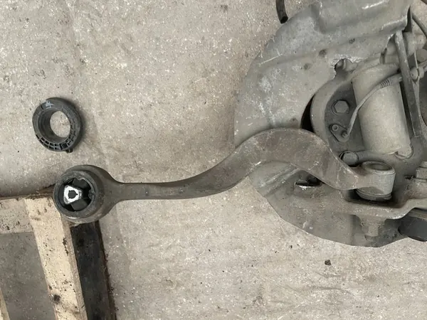 Snodo ammortizzatore anteriore destro BMW E60 E61 525D image 9