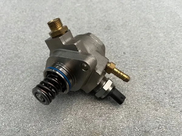 VW Audi Skoda Seat Bränslepump TSI TFSI 04E127026L image 2