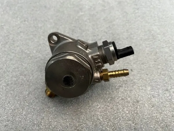 VW Audi Skoda Seat Bränslepump TSI TFSI 04E127026L image 3