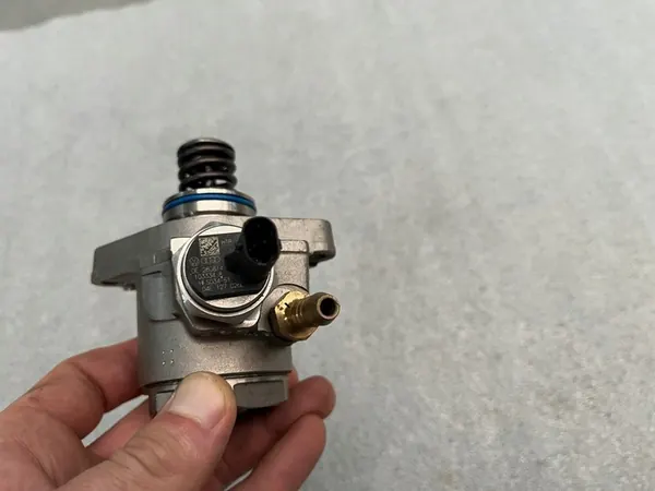 VW Audi Skoda Seat Bränslepump TSI TFSI 04E127026L image 5