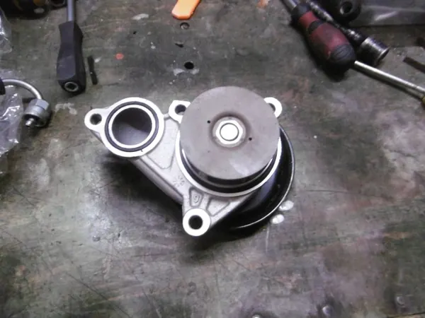 Vattenpump OEM 91850F1410 för KIA Sportage - Begagnad image 2
