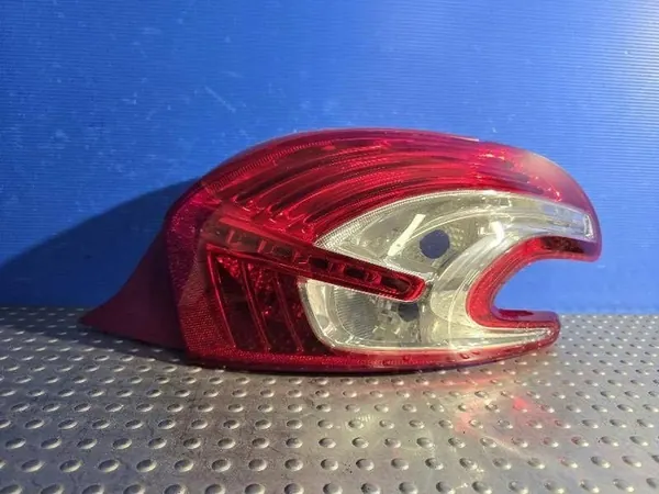 Luz trasera LED derecha Peugeot 208 I 9672628380 image 2