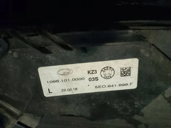 Phare halogène gauche avant OEM 5E0941699F Skoda Octavia image 9