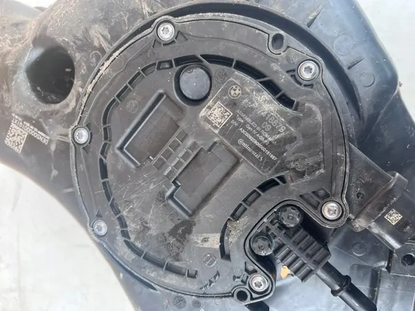 Tanque AdBlue BMW OEM 9884894 04 203356-10 Usado image 5