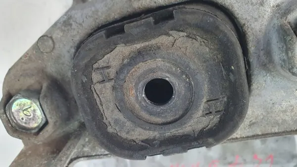Suporte Caixa Nissan Juke I OEM FOA10503 - Usado image 4
