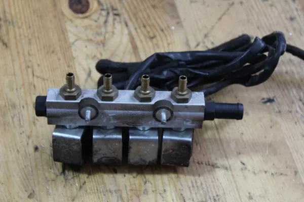Kaasusuutin OEM LISTWA WTRYSKOWA GAZU YARIS I image 2