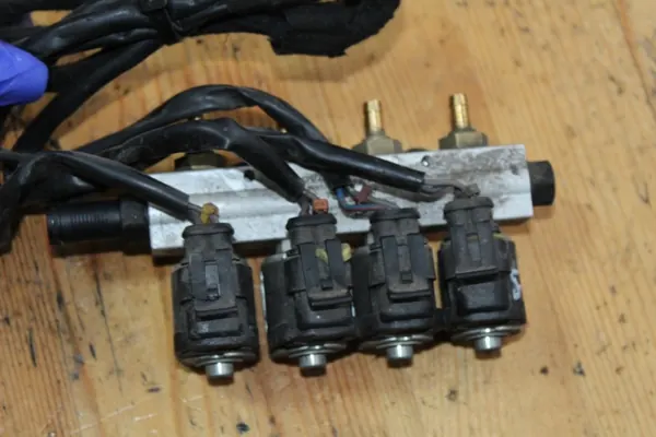 Kaasusuutin OEM LISTWA WTRYSKOWA GAZU YARIS I image 4
