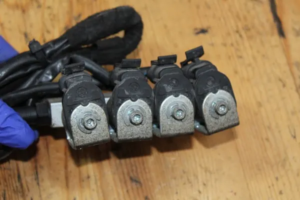 Kaasusuutin OEM LISTWA WTRYSKOWA GAZU YARIS I image 5