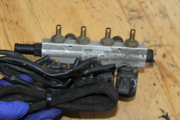 Kaasusuutin OEM LISTWA WTRYSKOWA GAZU YARIS I image 6