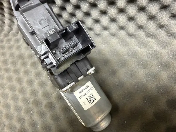 Oikean takaluukun nostomoottori VW Skoda image 3