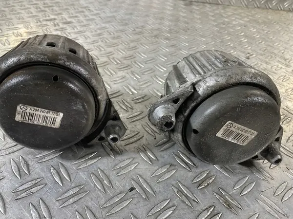 MERCEDES W212 12-16 Moottorin kiinnitykset A2042400117 image 3