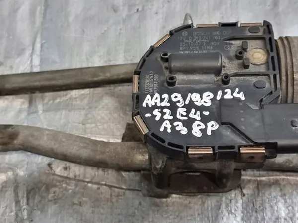 Audi A3 8P Frontscheibenwischermotor OE 8P1955119B image 3