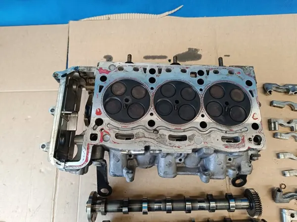 Audi SQ5 Q5 8R Oikea Sylinterikansi OEM 059103264A image 7