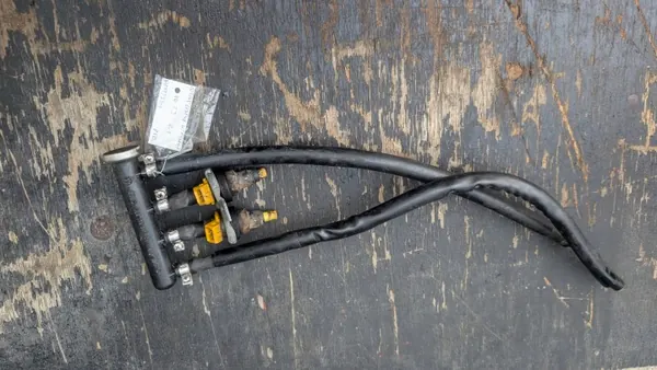 Carril de inyección VW T3 2.1 OEM 025133317 image 2