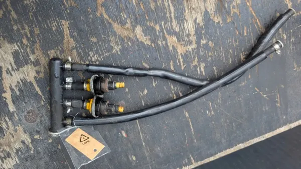 Carril de inyección VW T3 2.1 OEM 025133317 image 3