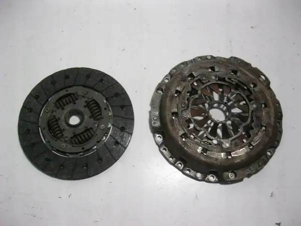 Plaque de pression d'embrayage AUDI A4 8K 1.8 TFSI 0B1141031L image 2