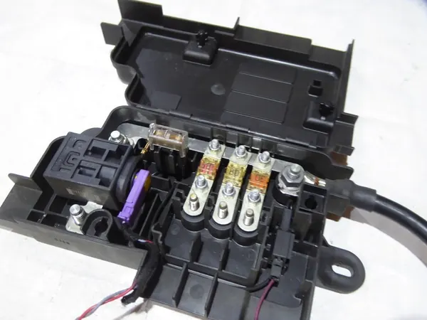 Terminal de caixa de fusíveis Audi A3 8P OE 8P0937548A image 4