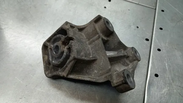 Engine Mount Volvo V70 II Lift 05R 8649262 image 5