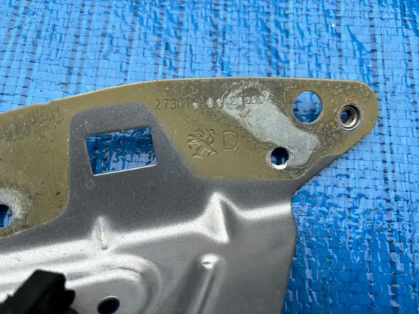Etupään oikea lokasuojustuki OEM 9827381680 Peugeot 208 II image 3