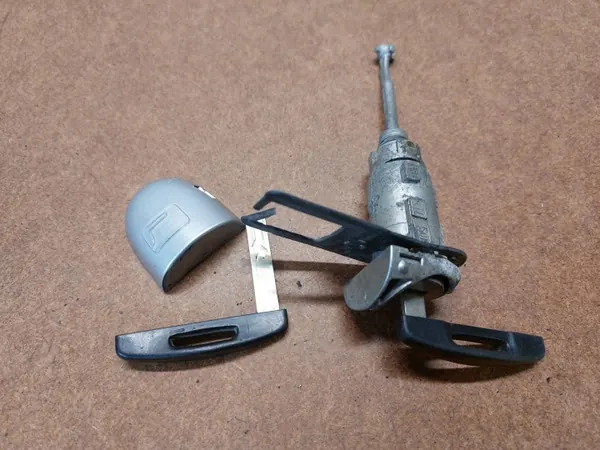 Renault Laguna 3 slotinzet OEM DGK1321 met sleutels image 4
