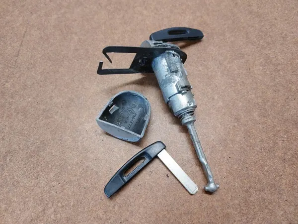 Renault Laguna 3 slotinzet OEM DGK1321 met sleutels image 5