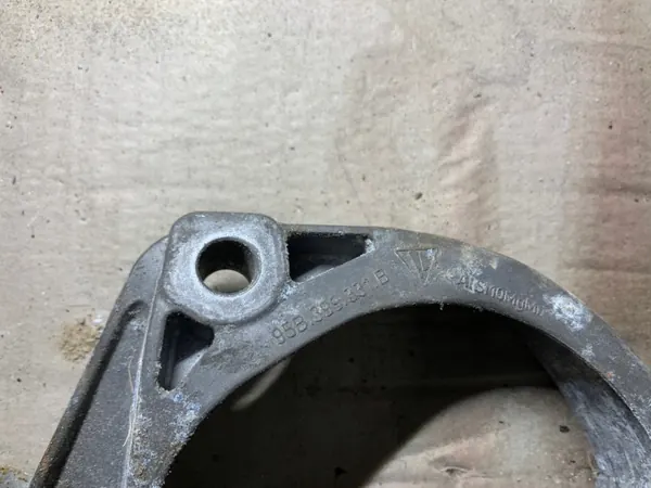Porsche 95B399331B motorfäste vänster - Begagnad OEM image 3