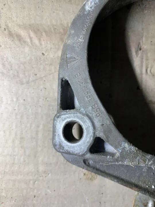 Porsche 95B399331B motorfäste vänster - Begagnad OEM image 4