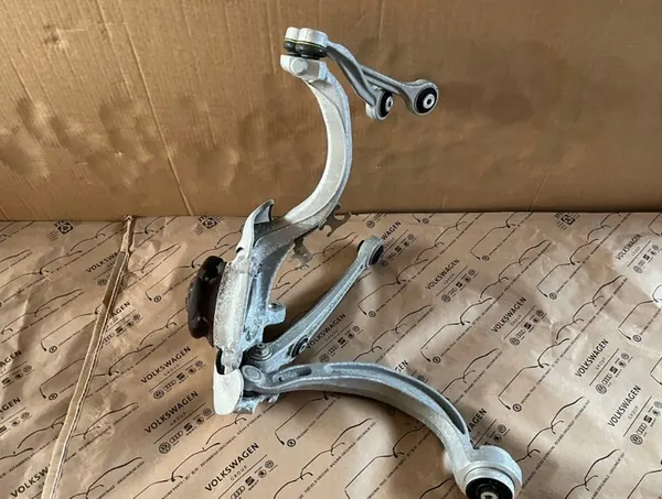 AUDI A5 8T Mozzo Sospensione Anteriore Destro OE image 2