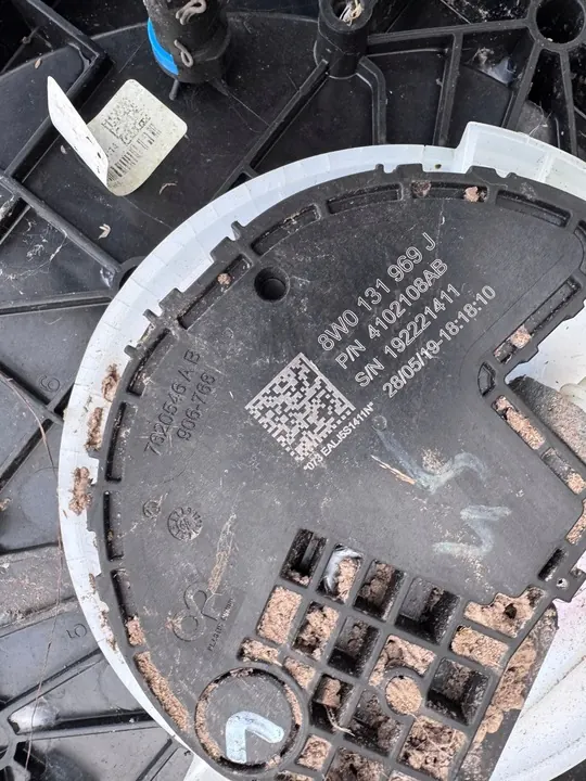 Réservoir AdBlue AUDI A4 A5 Pompe 8W0131969J image 3