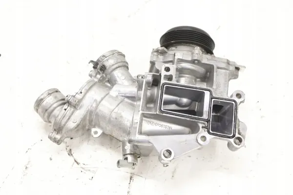 Mercedes OM656 vattenpump OEM A6562000001 - Begagnad image 2