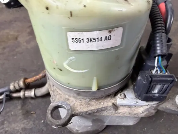Pompe de direction assistée Ford OEM 5S61-3K514-AG Occasion image 3