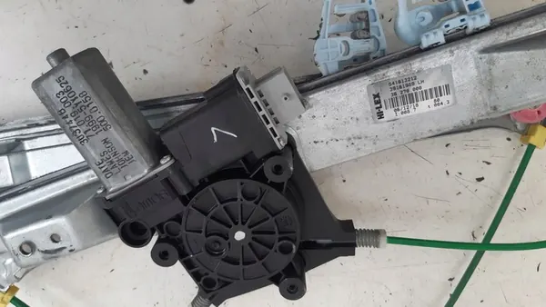 Elevador de vidro dianteiro esquerdo 39161989 3D Opel Corsa E image 3