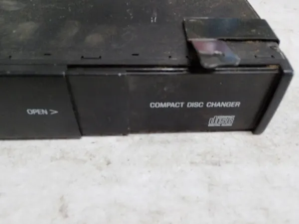 Mudador CD Volkswagen usado OEM 95VW-18C849-BA image 3